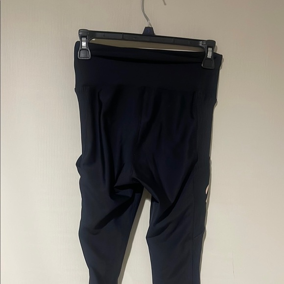 Peloton Women's Black Logo Leggings Medium NWOT - Picture 9 of 11